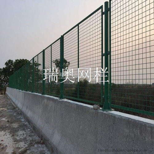 橋梁安全之盾 環(huán)保材質(zhì)防護(hù)欄的高清視覺解析